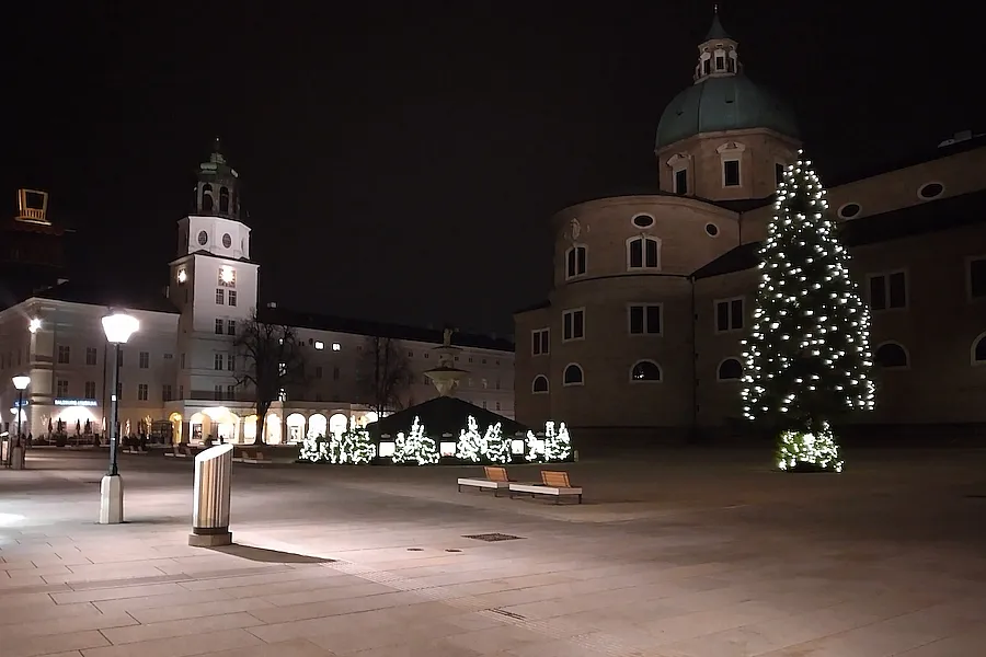 Residenzplatz mit Glockenspiel und Dom mit Adventbeleuchtung und Christbaum